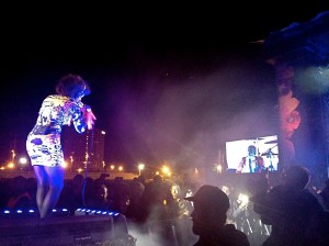 Arcade Fire: Regine singing to Win